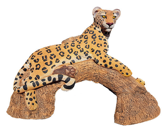 Wildcrete Leopard am Baumstamm